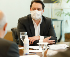 O governador Carlos Massa Ratinho Junior recebeu nesta sexta-feira (24) o embaixador do Irã no Brasil, Hossein Gharibi, e um empresário do país que planeja aumentar os investimentos no mercado de fertilizantes para a agricultura. O Irã é o principal comprador do milho paranaense e um dos principais destinos dos produtos do Estado no Oriente Médio. Na balança comercial, o Paraná importa grandes quantidades de ureia do país asiático.
