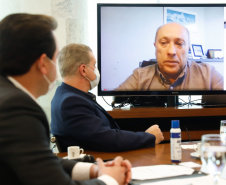 O governador Carlos Massa Ratinho Junior recebeu nesta sexta-feira (24) o embaixador do Irã no Brasil, Hossein Gharibi, e um empresário do país que planeja aumentar os investimentos no mercado de fertilizantes para a agricultura. O Irã é o principal comprador do milho paranaense e um dos principais destinos dos produtos do Estado no Oriente Médio. Na balança comercial, o Paraná importa grandes quantidades de ureia do país asiático.
