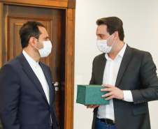 O governador Carlos Massa Ratinho Junior recebeu nesta sexta-feira (24) o embaixador do Irã no Brasil, Hossein Gharibi, e um empresário do país que planeja aumentar os investimentos no mercado de fertilizantes para a agricultura. O Irã é o principal comprador do milho paranaense e um dos principais destinos dos produtos do Estado no Oriente Médio. Na balança comercial, o Paraná importa grandes quantidades de ureia do país asiático.
