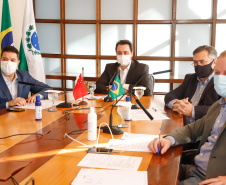 Estado formalizou acordo nesta segunda-feira (27) com representantes do laboratório Sinopharm e da Embaixada da China. A cooperação técnica e científica permite a testagem e a produção de vacina pelo Tecpar, que deve ser o hub logístico do remédio para a América do Sul.