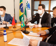 Estado formalizou acordo nesta segunda-feira (27) com representantes do laboratório Sinopharm e da Embaixada da China. A cooperação técnica e científica permite a testagem e a produção de vacina pelo Tecpar, que deve ser o hub logístico do remédio para a América do Sul. 