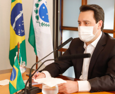 Estado formalizou acordo nesta segunda-feira (27) com representantes do laboratório Sinopharm e da Embaixada da China. A cooperação técnica e científica permite a testagem e a produção de vacina pelo Tecpar, que deve ser o hub logístico do remédio para a América do Sul.