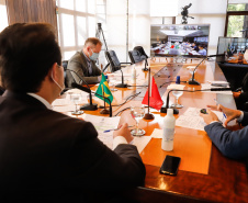 Estado formalizou acordo nesta segunda-feira (27) com representantes do laboratório Sinopharm e da Embaixada da China. A cooperação técnica e científica permite a testagem e a produção de vacina pelo Tecpar, que deve ser o hub logístico do remédio para a América do Sul.