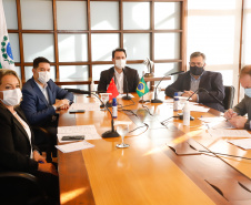 Estado formalizou acordo nesta segunda-feira (27) com representantes do laboratório Sinopharm e da Embaixada da China. A cooperação técnica e científica permite a testagem e a produção de vacina pelo Tecpar, que deve ser o hub logístico do remédio para a América do Sul.