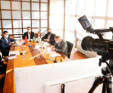Estado formalizou acordo nesta segunda-feira (27) com representantes do laboratório Sinopharm e da Embaixada da China. A cooperação técnica e científica permite a testagem e a produção de vacina pelo Tecpar, que deve ser o hub logístico do remédio para a América do Sul.