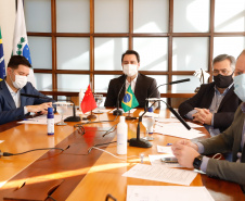 Estado formalizou acordo nesta segunda-feira (27) com representantes do laboratório Sinopharm e da Embaixada da China. A cooperação técnica e científica permite a testagem e a produção de vacina pelo Tecpar, que deve ser o hub logístico do remédio para a América do Sul.