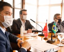 Estado formalizou acordo nesta segunda-feira (27) com representantes do laboratório Sinopharm e da Embaixada da China. A cooperação técnica e científica permite a testagem e a produção de vacina pelo Tecpar, que deve ser o hub logístico do remédio para a América do Sul.
