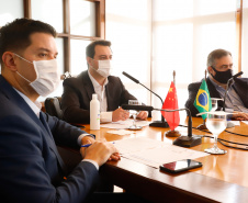 Estado formalizou acordo nesta segunda-feira (27) com representantes do laboratório Sinopharm e da Embaixada da China. A cooperação técnica e científica permite a testagem e a produção de vacina pelo Tecpar, que deve ser o hub logístico do remédio para a América do Sul.