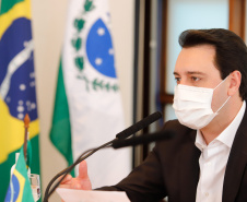 Estado formalizou acordo nesta segunda-feira (27) com representantes do laboratório Sinopharm e da Embaixada da China. A cooperação técnica e científica permite a testagem e a produção de vacina pelo Tecpar, que deve ser o hub logístico do remédio para a América do Sul.