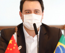 Estado formalizou acordo nesta segunda-feira (27) com representantes do laboratório Sinopharm e da Embaixada da China. A cooperação técnica e científica permite a testagem e a produção de vacina pelo Tecpar, que deve ser o hub logístico do remédio para a América do Sul.