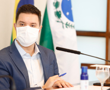 Estado formalizou acordo nesta segunda-feira (27) com representantes do laboratório Sinopharm e da Embaixada da China. A cooperação técnica e científica permite a testagem e a produção de vacina pelo Tecpar, que deve ser o hub logístico do remédio para a América do Sul.