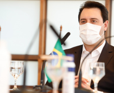 Estado formalizou acordo nesta segunda-feira (27) com representantes do laboratório Sinopharm e da Embaixada da China. A cooperação técnica e científica permite a testagem e a produção de vacina pelo Tecpar, que deve ser o hub logístico do remédio para a América do Sul.