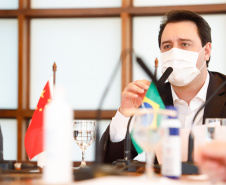 Estado formalizou acordo nesta segunda-feira (27) com representantes do laboratório Sinopharm e da Embaixada da China. A cooperação técnica e científica permite a testagem e a produção de vacina pelo Tecpar, que deve ser o hub logístico do remédio para a América do Sul.