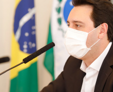Estado formalizou acordo nesta segunda-feira (27) com representantes do laboratório Sinopharm e da Embaixada da China. A cooperação técnica e científica permite a testagem e a produção de vacina pelo Tecpar, que deve ser o hub logístico do remédio para a América do Sul.