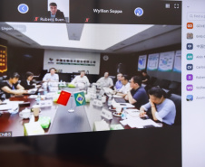 Estado formalizou acordo nesta segunda-feira (27) com representantes do laboratório Sinopharm e da Embaixada da China. A cooperação técnica e científica permite a testagem e a produção de vacina pelo Tecpar, que deve ser o hub logístico do remédio para a América do Sul.