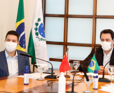 Estado formalizou acordo nesta segunda-feira (27) com representantes do laboratório Sinopharm e da Embaixada da China. A cooperação técnica e científica permite a testagem e a produção de vacina pelo Tecpar, que deve ser o hub logístico do remédio para a América do Sul.