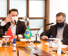 Estado formalizou acordo nesta segunda-feira (27) com representantes do laboratório Sinopharm e da Embaixada da China. A cooperação técnica e científica permite a testagem e a produção de vacina pelo Tecpar, que deve ser o hub logístico do remédio para a América do Sul.