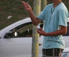 Mistura de cola e vidro usada para cortar fios de pipas coloca em risco a vida das pessoas. Lei determina multas e quando o infrator for menor, os responsáveis legais responderão.Foto: Geraldo Bubniak/AEN
