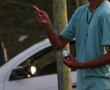 Mistura de cola e vidro usada para cortar fios de pipas coloca em risco a vida das pessoas. Lei determina multas e quando o infrator for menor, os responsáveis legais responderão.Foto: Geraldo Bubniak/AEN