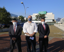 
Paraná recebe anestésicos e relaxantes musculares do Hospital Unimed, do Rio de Janeiro. Uma aeronave do governo foi buscar. Estado também já está habilitado no processo de compra pelo Ministério da Saúde.
Foto: Gilson Abreu/AEN
