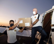 Paraná recebe anestésicos e relaxantes musculares do Hospital Unimed, do Rio de Janeiro. Uma aeronave do governo foi buscar. Estado também já está habilitado no processo de compra pelo Ministério da Saúde.
Foto: Gilson Abreu/AEN
