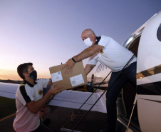 Paraná recebe anestésicos e relaxantes musculares do Hospital Unimed, do Rio de Janeiro. Uma aeronave do governo foi buscar. Estado também já está habilitado no processo de compra pelo Ministério da Saúde.
Foto: Gilson Abreu/AEN