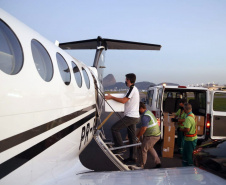 Paraná recebe anestésicos e relaxantes musculares do Hospital Unimed, do Rio de Janeiro. Uma aeronave do governo foi buscar. Estado também já está habilitado no processo de compra pelo Ministério da Saúde.
Foto: Gilson Abreu/AEN