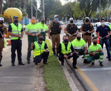Curitiba, 27 de Julho de 2020. Em comemoração ao Dia do Motociclista, BPTran faz blitz educativa para distribuir antena corta linha.   - Soldado Ismael Ponchio.