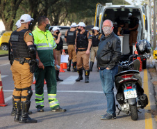 Curitiba, 27 de Julho de 2020. Em comemoração ao Dia do Motociclista, BPTran faz blitz educativa para distribuir antena corta linha.   - Soldado Ismael Ponchio.