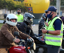 Curitiba, 27 de Julho de 2020. Em comemoração ao Dia do Motociclista, BPTran faz blitz educativa para distribuir antena corta linha.   - Soldado Ismael Ponchio.