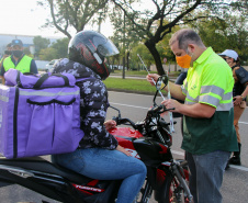 Curitiba, 27 de Julho de 2020. Em comemoração ao Dia do Motociclista, BPTran faz blitz educativa para distribuir antena corta linha.   - Soldado Ismael Ponchio.