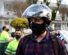 Curitiba, 27 de Julho de 2020. Em comemoração ao Dia do Motociclista, BPTran faz blitz educativa para distribuir antena corta linha.   - Soldado Ismael Ponchio.
