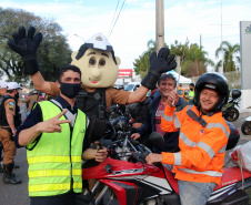 Curitiba, 27 de Julho de 2020. Em comemoração ao Dia do Motociclista, BPTran faz blitz educativa para distribuir antena corta linha.   - Soldado Ismael Ponchio.