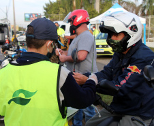 Curitiba, 27 de Julho de 2020. Em comemoração ao Dia do Motociclista, BPTran faz blitz educativa para distribuir antena corta linha.   - Soldado Ismael Ponchio.