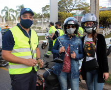 Curitiba, 27 de Julho de 2020. Em comemoração ao Dia do Motociclista, BPTran faz blitz educativa para distribuir antena corta linha.   - Soldado Ismael Ponchio.
