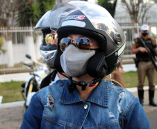 Curitiba, 27 de Julho de 2020. Em comemoração ao Dia do Motociclista, BPTran faz blitz educativa para distribuir antena corta linha.   - Soldado Ismael Ponchio.