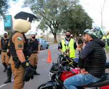 Curitiba, 27 de Julho de 2020. Em comemoração ao Dia do Motociclista, BPTran faz blitz educativa para distribuir antena corta linha.   - Soldado Ismael Ponchio.