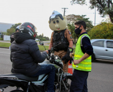 Curitiba, 27 de Julho de 2020. Em comemoração ao Dia do Motociclista, BPTran faz blitz educativa para distribuir antena corta linha.   - Soldado Ismael Ponchio.