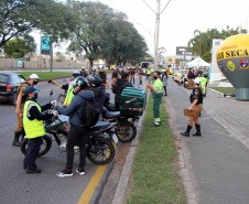 Curitiba, 27 de Julho de 2020. Em comemoração ao Dia do Motociclista, BPTran faz blitz educativa para distribuir antena corta linha.   - Soldado Ismael Ponchio.