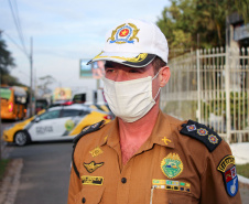 Curitiba, 27 de Julho de 2020. Em comemoração ao Dia do Motociclista, BPTran faz blitz educativa para distribuir antena corta linha.  Foto: Entrevista com o Ten Cel QOPM Mario Henrique do Carmo, Comandante do BPTran - Soldado Ismael Ponchio.