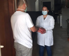 O Programa de Apoio Institucional para Ações de Prevenção e Cuidados diante da Pandemia do Novo Coronavírus abriu 1.064 vagas para contratação de bolsistas e investimento de R$ 8 milhões. Profissionais de saúde e estudantes de diferentes cursos foram selecionados por meio de edital. Até agora, cerca de 700 bolsistas já estão contratados e trabalhando em diversas frentes, entre elas delegacias e unidades prisionais.
Foto: Depen