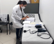 O Programa de Apoio Institucional para Ações de Prevenção e Cuidados diante da Pandemia do Novo Coronavírus abriu 1.064 vagas para contratação de bolsistas e investimento de R$ 8 milhões. Profissionais de saúde e estudantes de diferentes cursos foram selecionados por meio de edital. Até agora, cerca de 700 bolsistas já estão contratados e trabalhando em diversas frentes, entre elas delegacias e unidades prisionais.
Foto: Depen