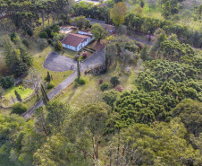 A Granja do Canguiri, ex-residência oficial dos governadores paranaenses, terá uma nova utilidade e será transformada na Escola Agrícola 4.0. O governador Carlos Massa Ratinho Junior assinou nesta terça-feira (28) o documento que formaliza a transferência do imóvel, localizado em Pinhais, na Região Metropolitana de Curitiba, para a Secretaria de Estado da Educação e do Esporte, que será responsável pela implantação do projeto-piloto da unidade.
Foto: Jose Fernando Ogura/AEN