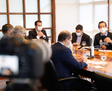 A Granja do Canguiri, ex-residência oficial dos governadores paranaenses, terá uma nova utilidade e será transformada na Escola Agrícola 4.0. O governador Carlos Massa Ratinho Junior assinou nesta terça-feira (28) o documento que formaliza a transferência do imóvel, localizado em Pinhais, na Região Metropolitana de Curitiba, para a Secretaria de Estado da Educação e do Esporte, que será responsável pela implantação do projeto-piloto da unidade.  
