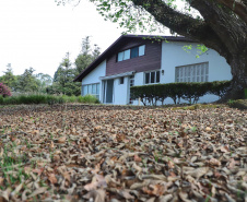 A Granja do Canguiri, ex-residência oficial dos governadores paranaenses, terá uma nova utilidade e será transformada na Escola Agrícola 4.0. O governador Carlos Massa Ratinho Junior assinou nesta terça-feira (28) o documento que formaliza a transferência do imóvel, localizado em Pinhais, na Região Metropolitana de Curitiba, para a Secretaria de Estado da Educação e do Esporte, que será responsável pela implantação do projeto-piloto da unidade.  
