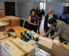 A Secretaria de Estado da Justiça, Família e Trabalho está entregando Equipamentos de Proteção Individual (EPIs) às instituições de longa permanência para idosos e entidades de atendimentos que abrigam idosos. Até o momento, já foram beneficiadas 335 instituições, em 155 municípios do Paraná. A ação conta com apoio dos 24 Escritórios Regionais da Secretaria.Foto:SEJUF