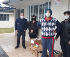 A Secretaria de Estado da Justiça, Família e Trabalho está entregando Equipamentos de Proteção Individual (EPIs) às instituições de longa permanência para idosos e entidades de atendimentos que abrigam idosos. Até o momento, já foram beneficiadas 335 instituições, em 155 municípios do Paraná. A ação conta com apoio dos 24 Escritórios Regionais da Secretaria.Foto:SEJUF