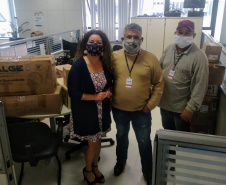 A Secretaria de Estado da Justiça, Família e Trabalho está entregando Equipamentos de Proteção Individual (EPIs) às instituições de longa permanência para idosos e entidades de atendimentos que abrigam idosos. Até o momento, já foram beneficiadas 335 instituições, em 155 municípios do Paraná. A ação conta com apoio dos 24 Escritórios Regionais da Secretaria.Foto:SEJUF