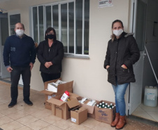 A Secretaria de Estado da Justiça, Família e Trabalho está entregando Equipamentos de Proteção Individual (EPIs) às instituições de longa permanência para idosos e entidades de atendimentos que abrigam idosos. Até o momento, já foram beneficiadas 335 instituições, em 155 municípios do Paraná. A ação conta com apoio dos 24 Escritórios Regionais da Secretaria.Foto:SEJUF