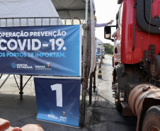O Porto de Paranaguá foi o primeiro do Brasil a adotar medidas rígidas de controle e prevenção ao coronavírus, com equipes médicas atuando, 24 horas, no cais e no pátio de triagem de caminhões, desde o dia 25 de março. Até esta quarta-feira (29), já são 124 dias de operação. No balanço parcial, realizado no último dia 22, mais de 590 mil pessoas já haviam passado pela triagem de saúde, com aferição de temperatura, entre caminhoneiros e trabalhadores que acessam a faixa portuária.